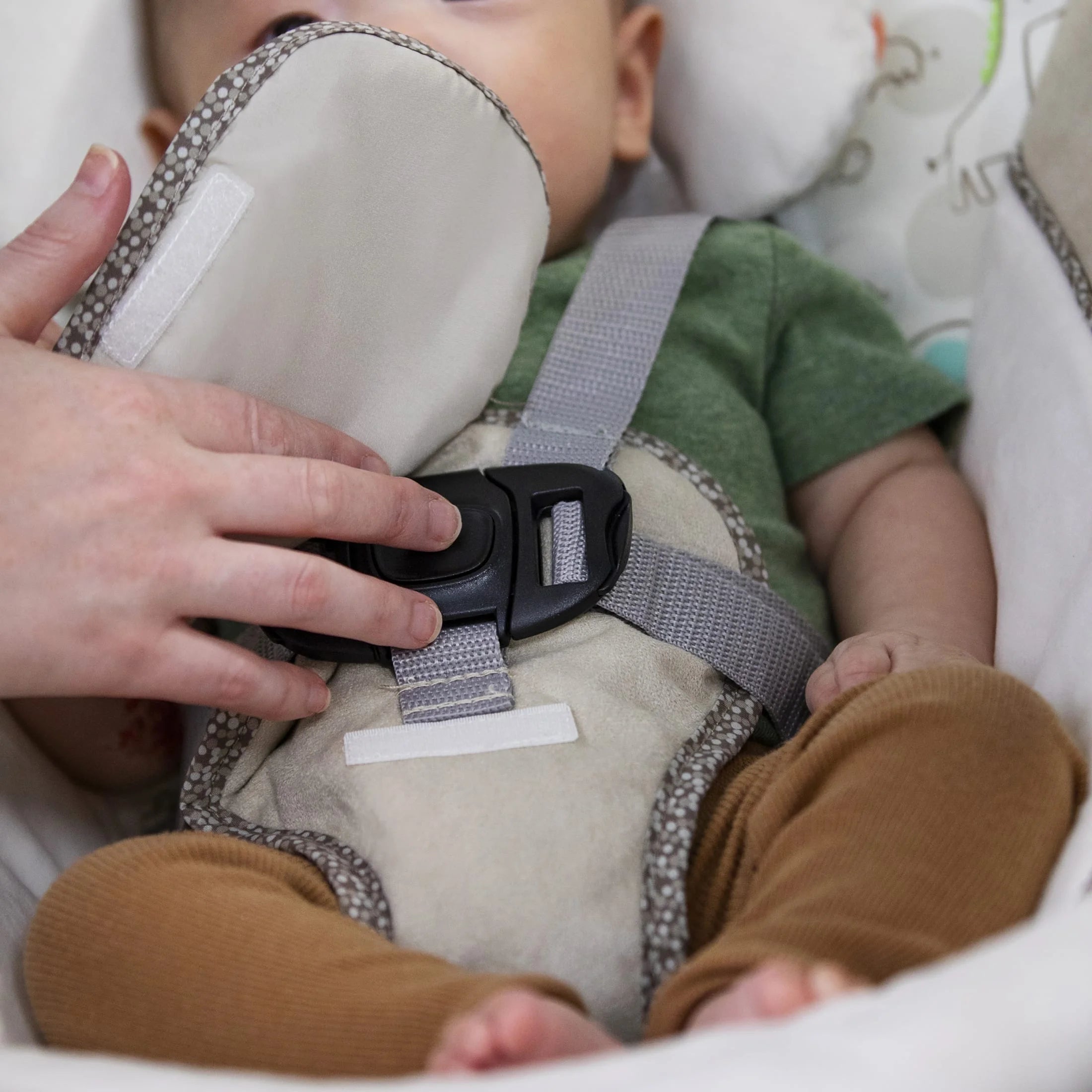 Soothe 'N Delight 6-Speed Portable Baby Swing with Music - Cozy Kingdom, Ages 0-9 Months, Unisex